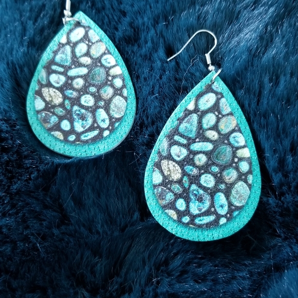 WATERPROOF DANGLE EARRINGS - Picture 4 of 7